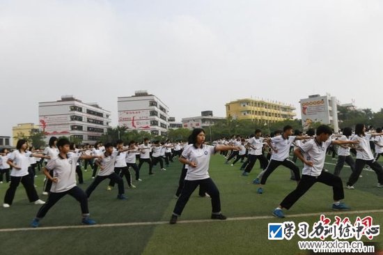 图为福绵镇第二初级中学十八路荘武术操。　蒋雪林 摄