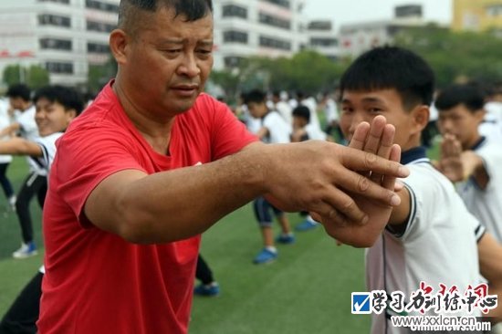 图为罗夏纠正学生练习十八路荘动作。　蒋雪林 摄