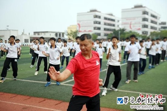 图为罗夏带领学生在练习十八路荘。　蒋雪林 摄